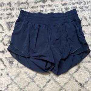 Lululemon Hotty hot HR size 6. 2.5 inch navy.